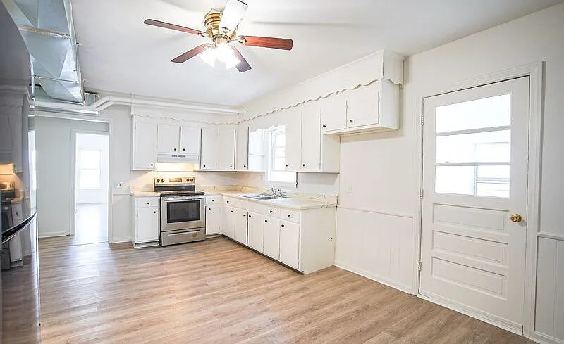 3 bed, 1.0 bath, 900 sqft, $1,700 — Photo 3