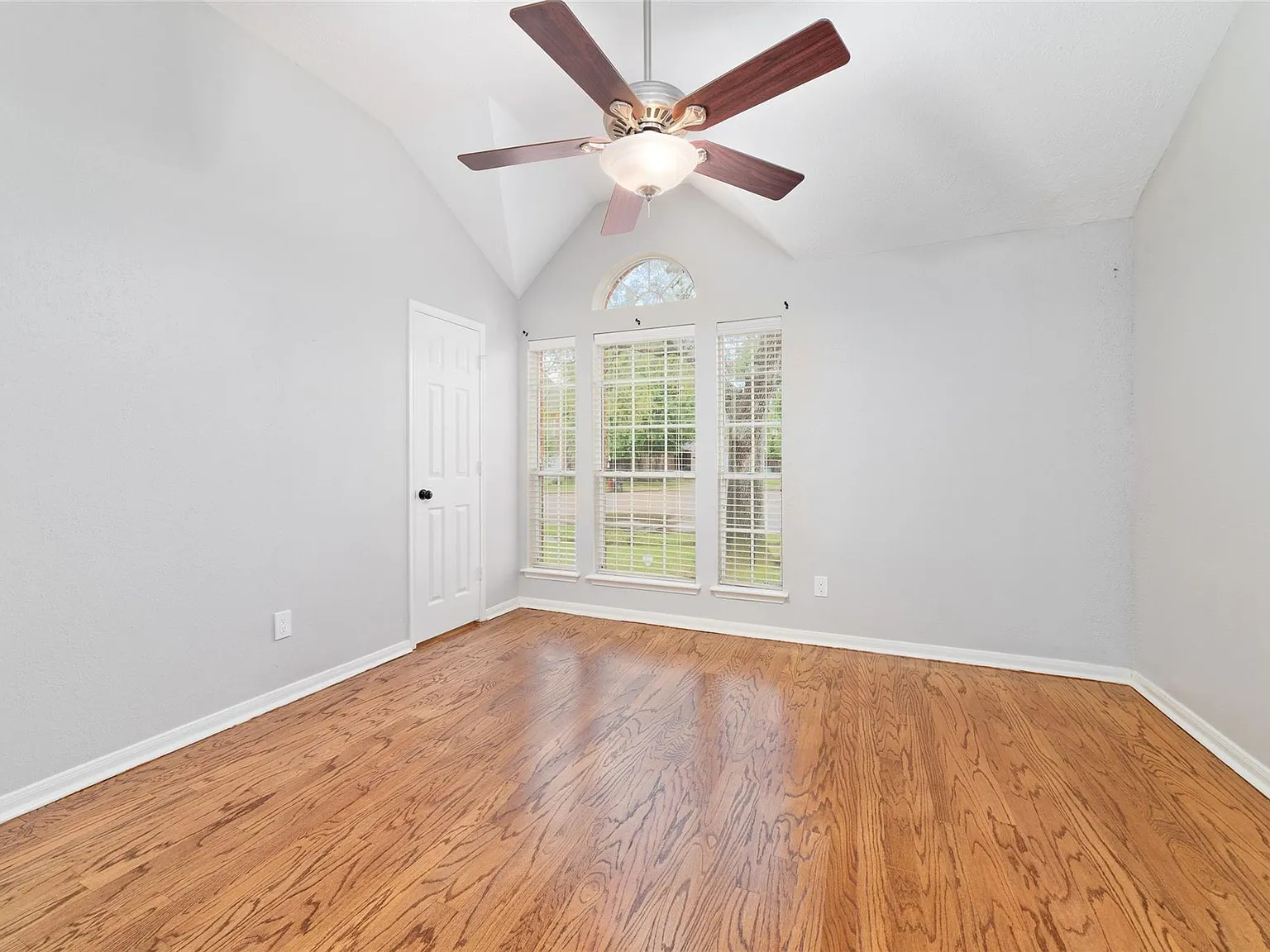 4 bed, 2.0 bath, 2164 sqft, $2,200 — Photo 4