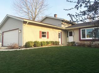 221 Canterbury Dr, McHenry, IL 60050