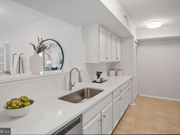 3rd image of 1001 N Vermont St APT 1010