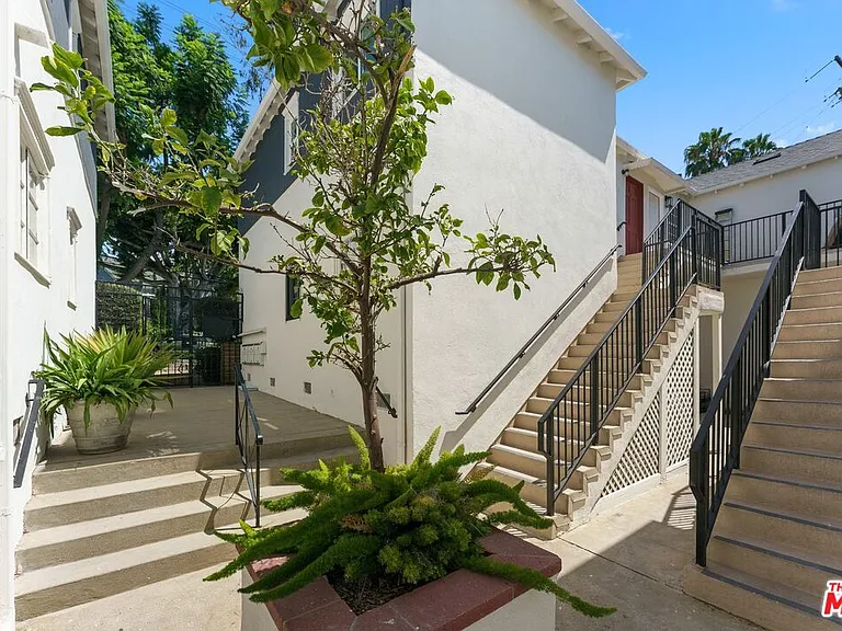 8730 Holloway Dr — Photo 23