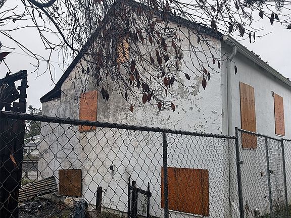 3rd image of 202 E Van Buren
