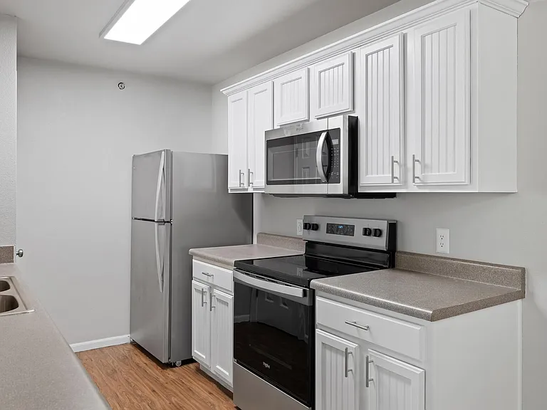 Sherwood Village Apartments — Photo 28