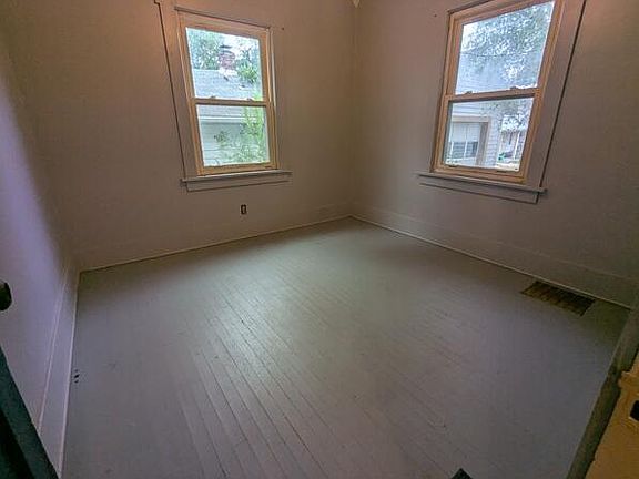 5th image of 140 W Addison St