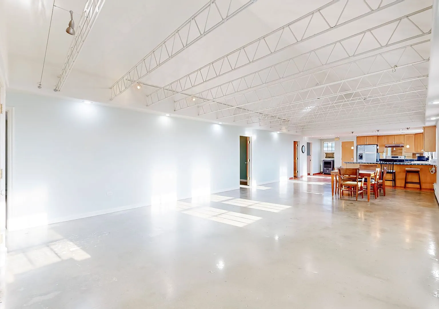 HUGE Spacious 3bd/2bth Full Top Floor Unit, In unit Laundry Available Now — Photo 1