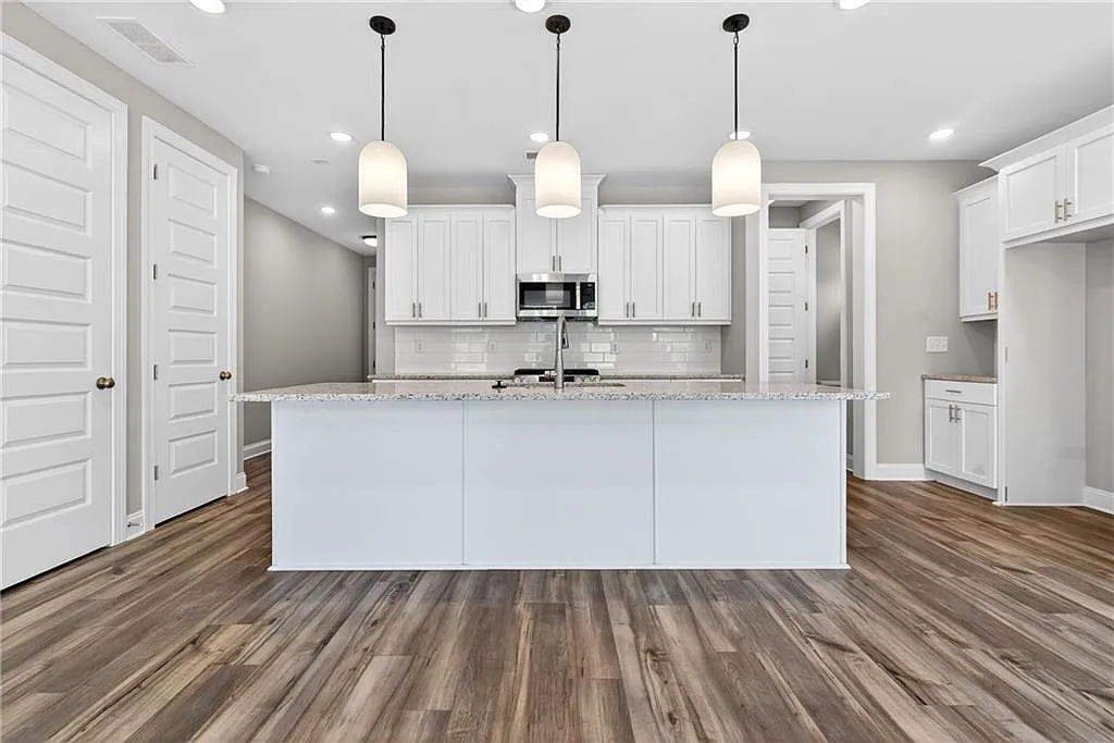 3 bed, 2.5 bath, 1760 sqft, $2,400 — Photo 3