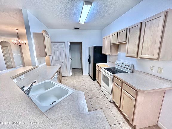 4th image of 571 Loxley Ct