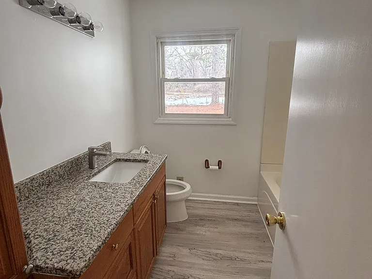 512 E Parker St — Photo 8
