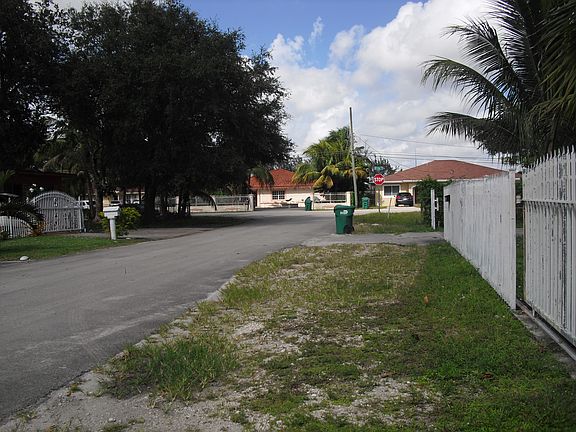 4th image of 10515 Nw 28 Ct