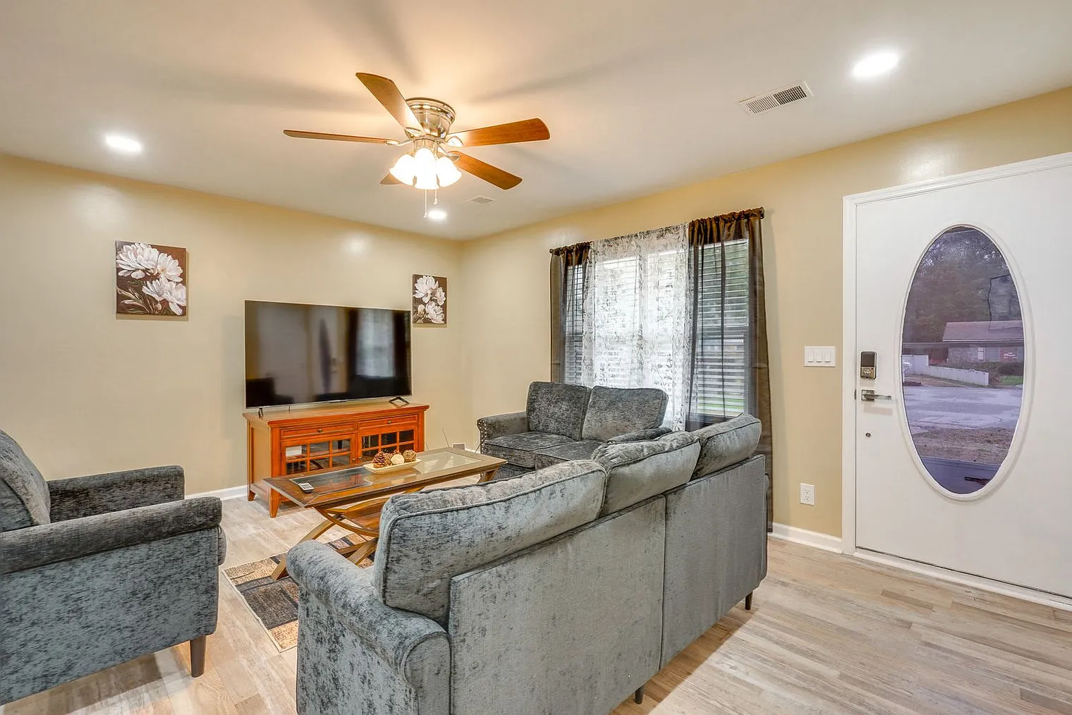 4 bed, 2.0 bath, 1097 sqft, $4,483 — Photo 2