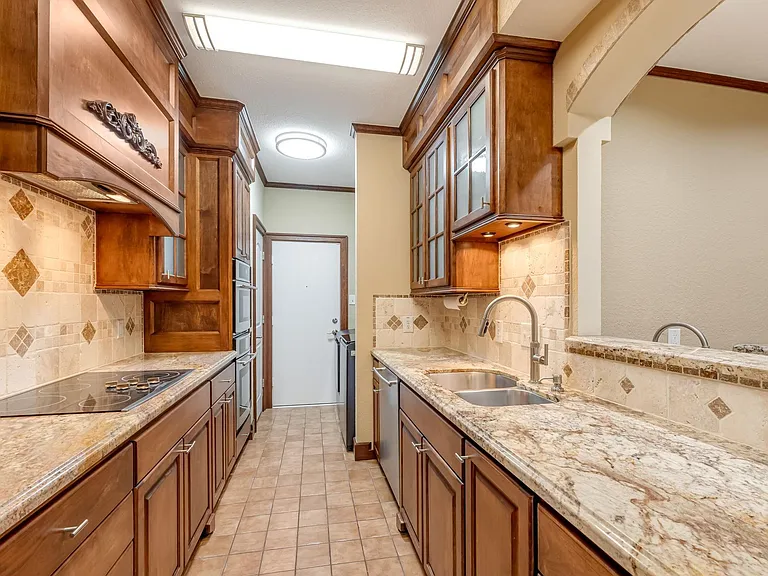 516 S Post Oak Ln #18 — Photo 9