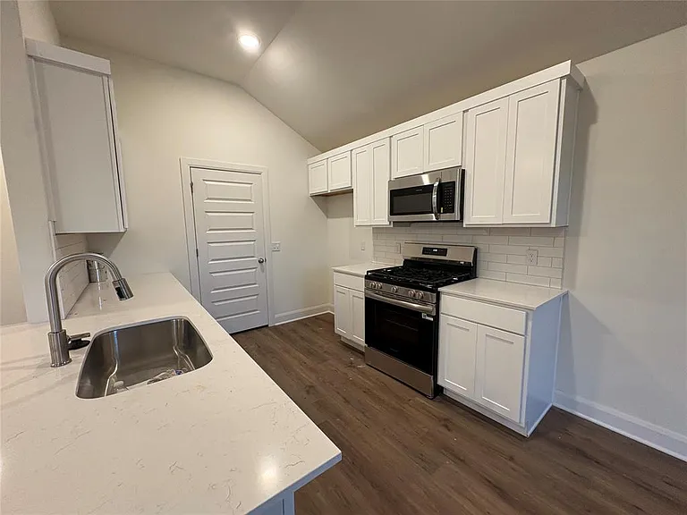 9104 Blackfork Ln — Photo 2