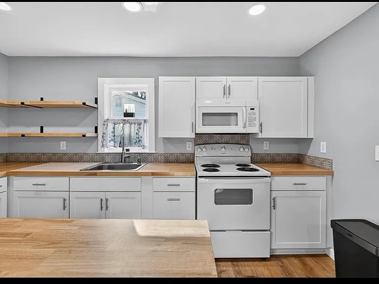 2329 Reynolds St — Photo 3