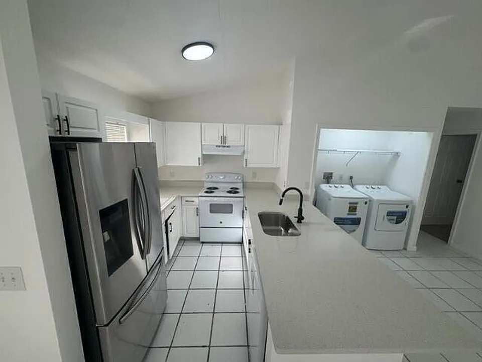 1046 Goldenrod Rd #1048