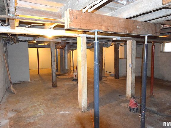 5th image of 609 W Main St