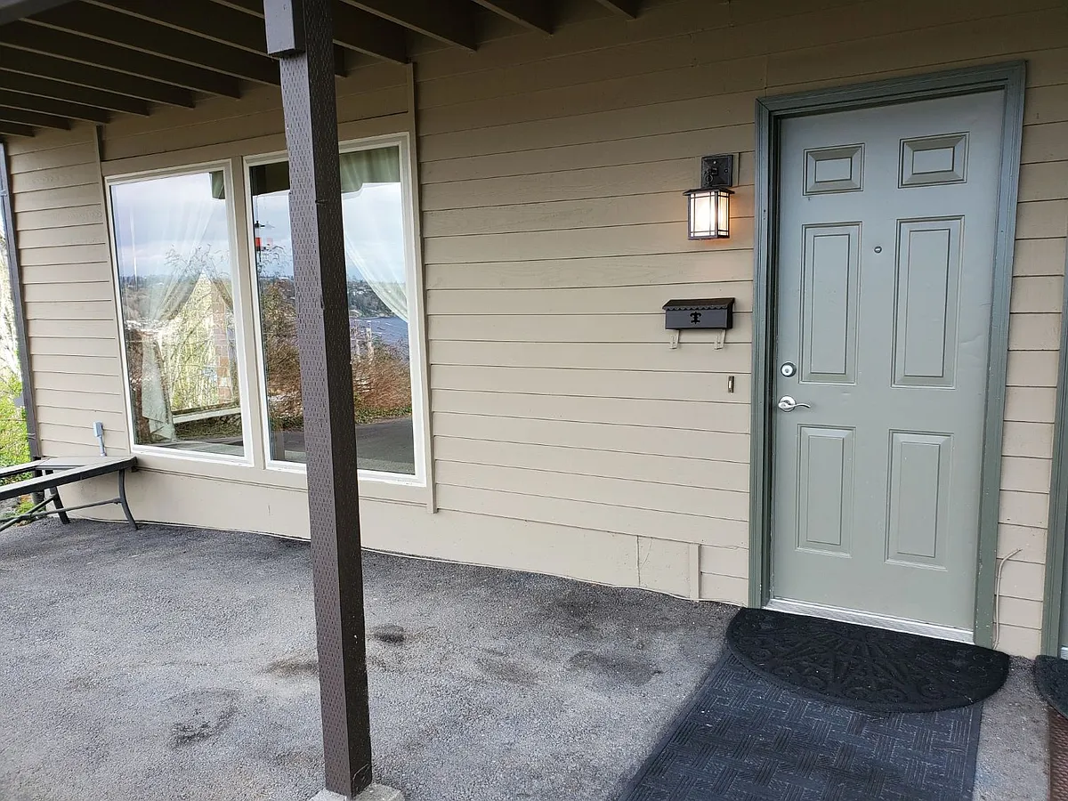 Separate private entry - 29505 7th Ave SW