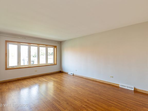 3rd image of 2950 Oak Park Ave