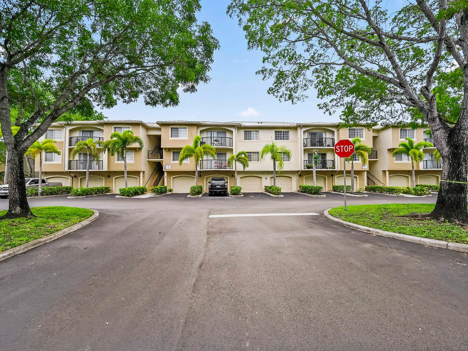 2 bed, 2.0 bath, 1128 sqft, $2,200 — Photo 2