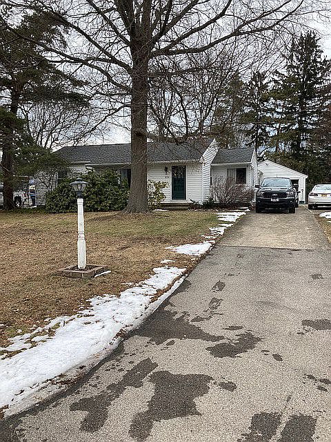 1st image of 272 Oakdale Dr