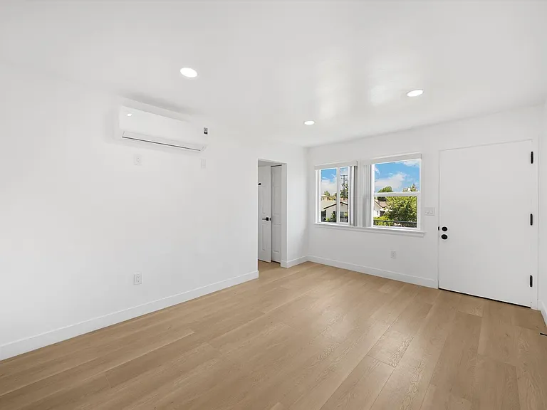 15 Christina St — Photo 36