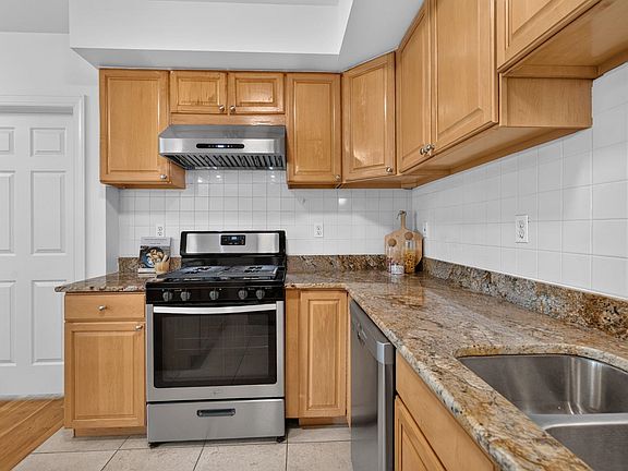 5th image of 215 Grand St APT 2R