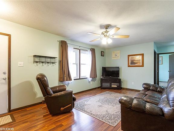 2nd image of 109 4th St NE