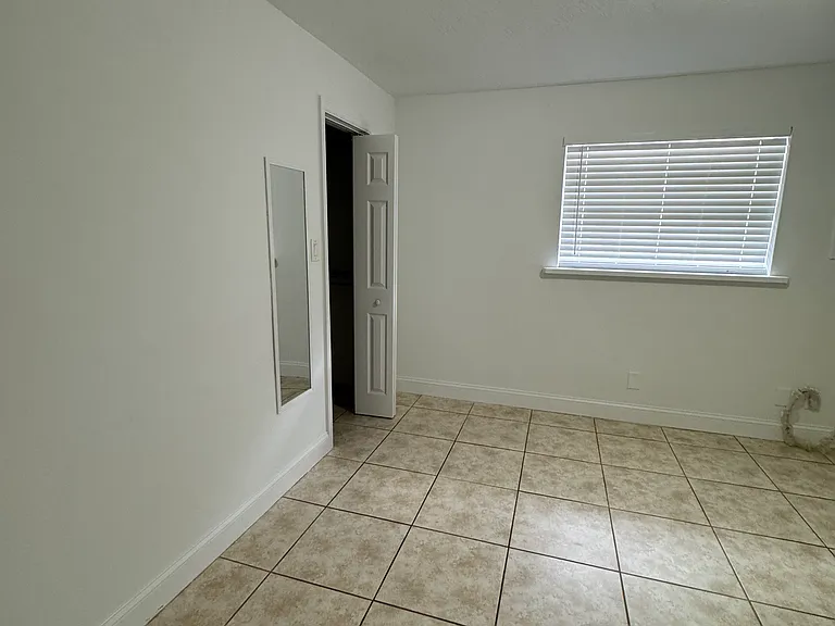 1135 W 28th St #6 — Photo 12