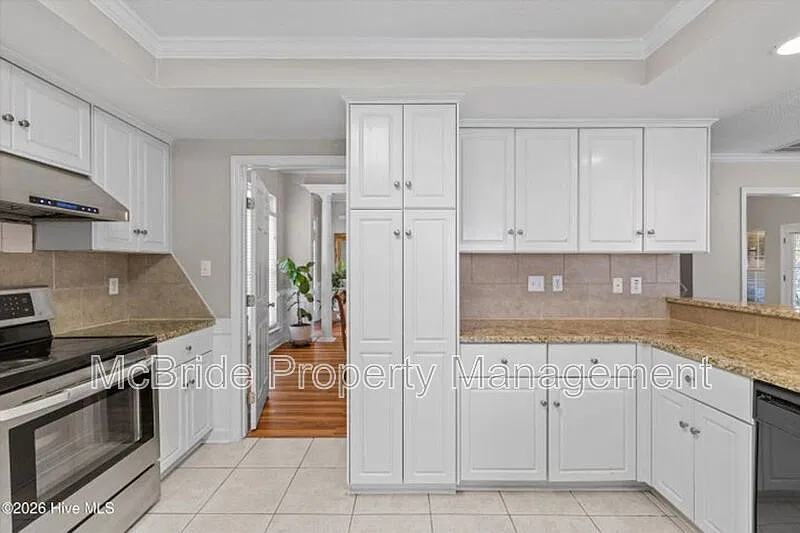 4 bed, 2.5 bath, 2658 sqft, $2,600 — Photo 4
