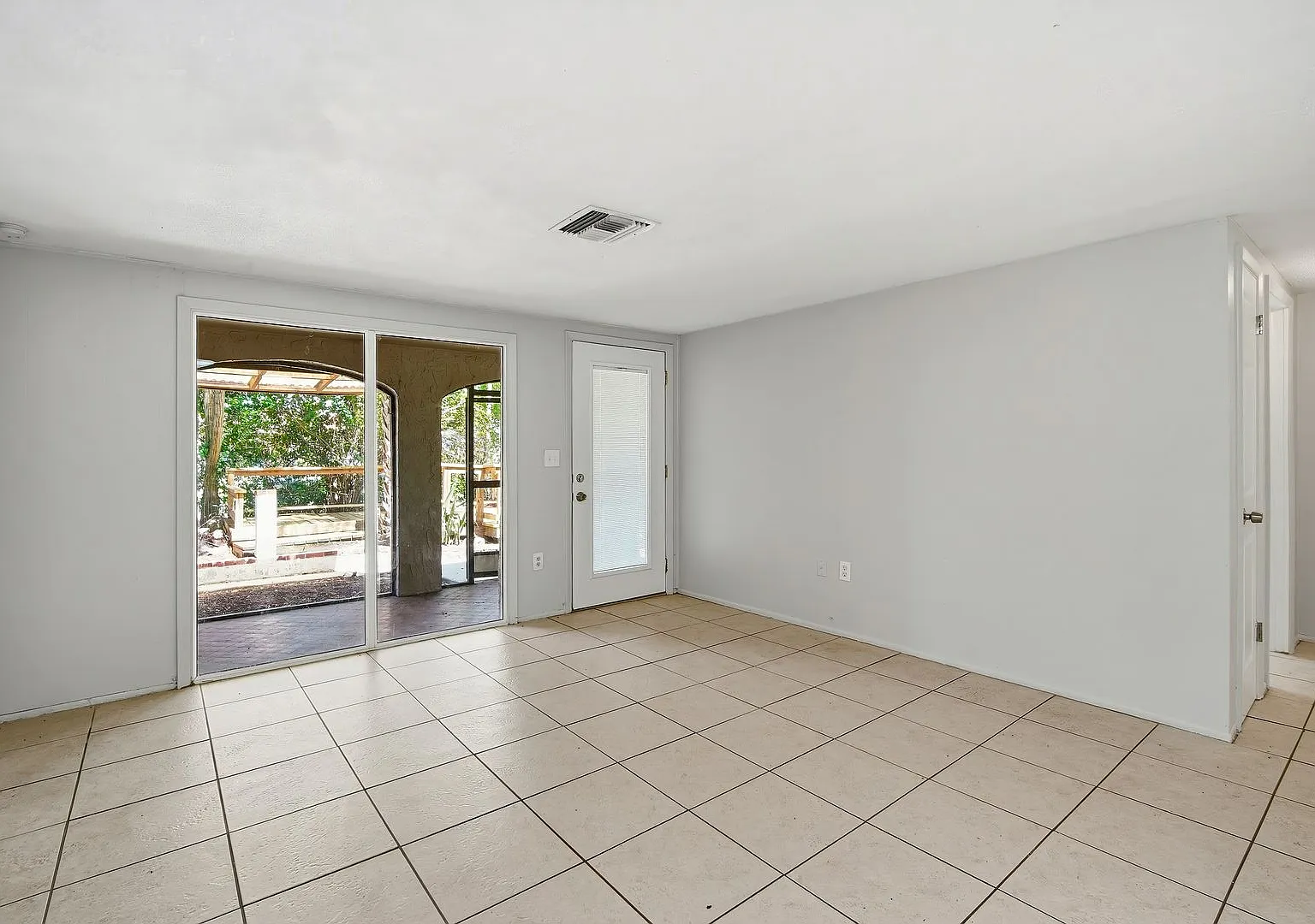 Spacious 2 Bedroom Home — Photo 4