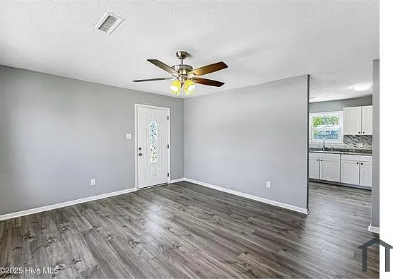 3 bed, 1050 sqft, $1,900 — Photo 3