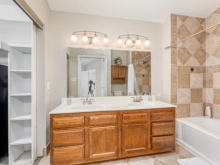 7555 Crickwood Ln — Photo 20