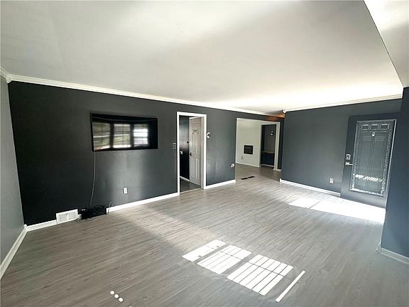 3rd image of 4415 Melrose Ave