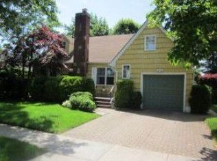 14 Kenneth Ct, Floral Park, NY 11001