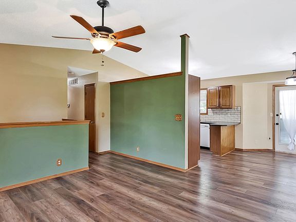 4th image of 328 E Showalter St