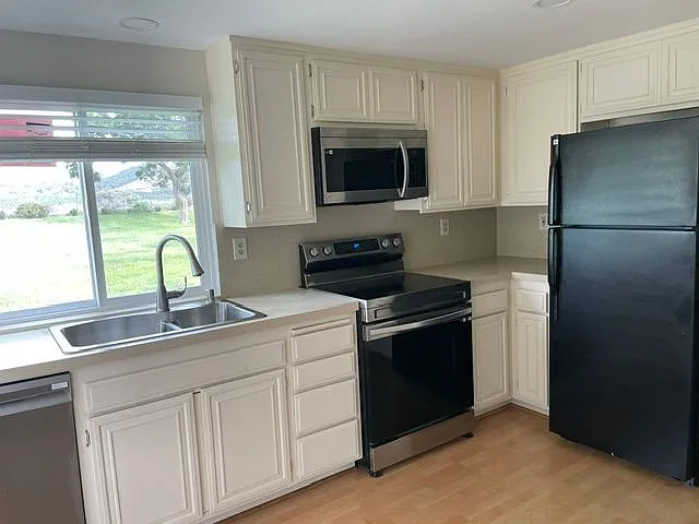 2 bed, 2.0 bath, 1100 sqft, $3,000 — Photo 3