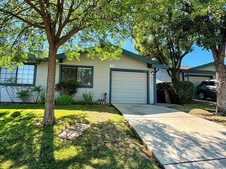 10453 Sierra Crest Dr — Photo 1