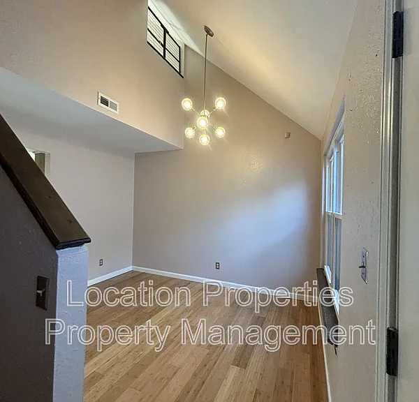 1905 W 3rd St #1 — Photo 2