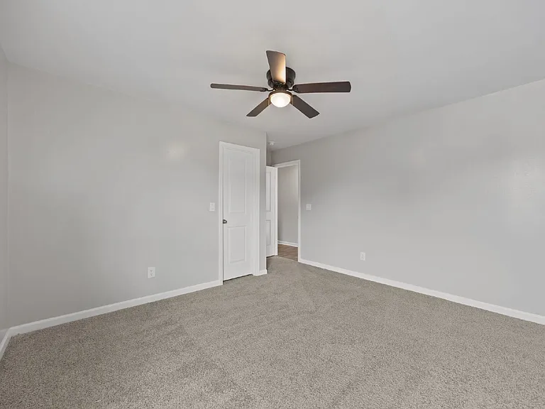 4500 Sandstone Dr — Photo 7