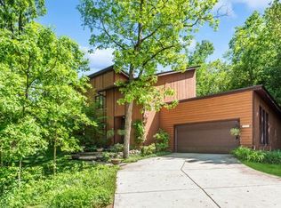 28W255 Indian Knoll Trl, West Chicago, IL 60185