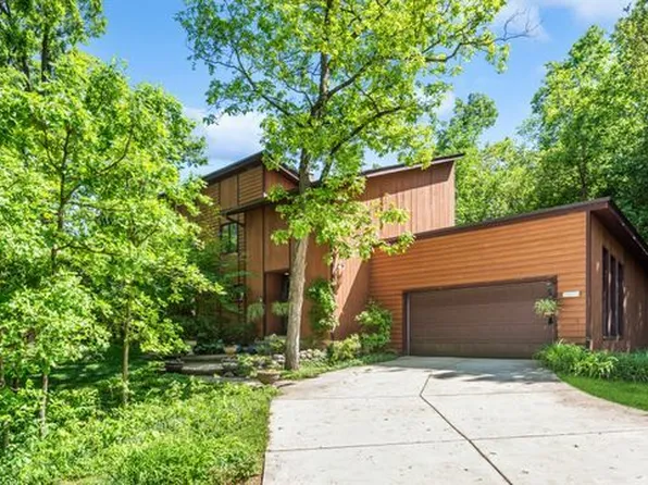 28W255 Indian Knoll Trl, West Chicago, IL 60185