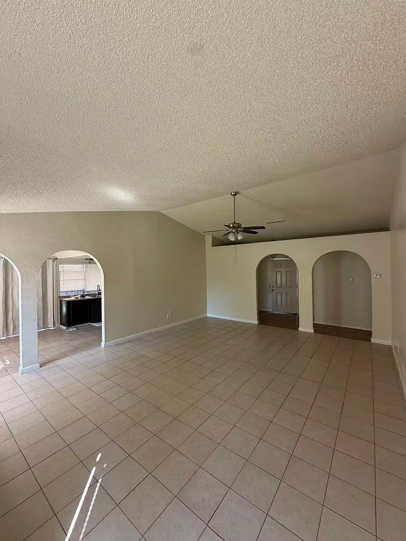 Beautiful 4 Bedroom 2 Bathroom in Carrollton! — Photo 4