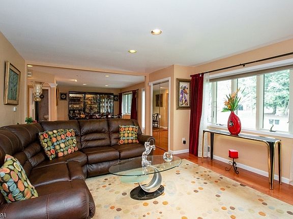 3rd image of 7 Bunyan Dr