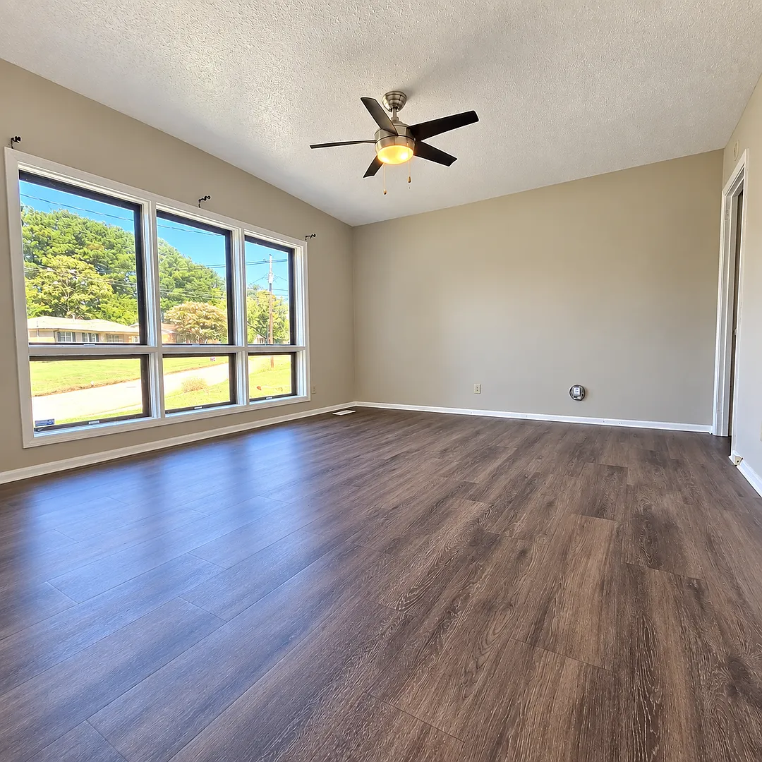 Coming Soon! Updated 2 bedroom /1 bath Close to UAH! — Photo 2