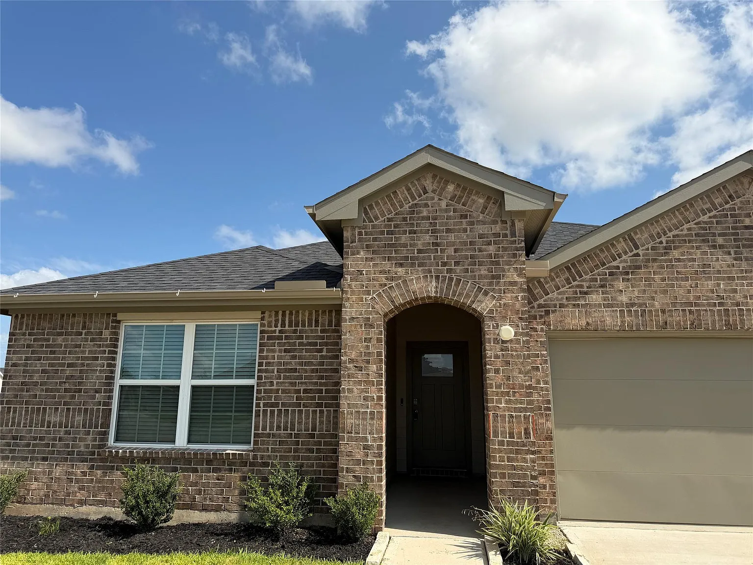 5 bed, 3.0 bath, 2270 sqft, $2,980 — Photo 2