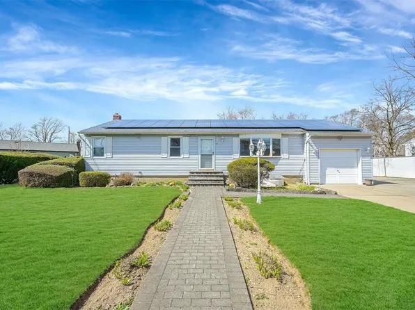 77 Winchester Drive, Lindenhurst, NY 11757