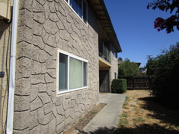 2nd image of 4561 Ashcroft Ave