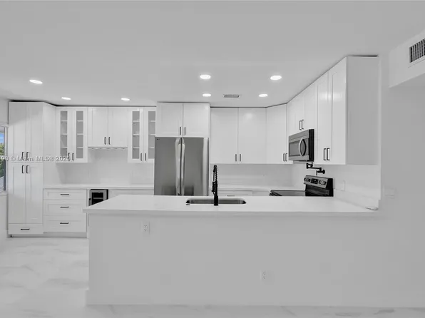 67 Newport Ct #67-D, Deerfield Beach, FL 33442