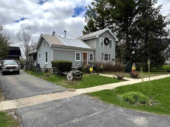 524 E Larrabee St, Omro, WI 54963