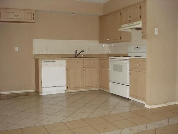 2nd image of 901 Laguna Dr