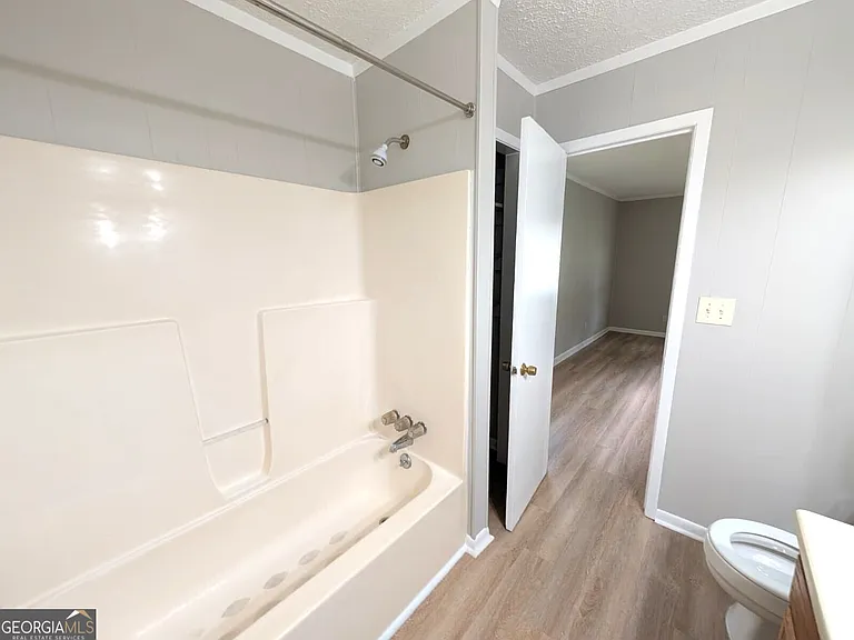 218 Wallis St — Photo 15